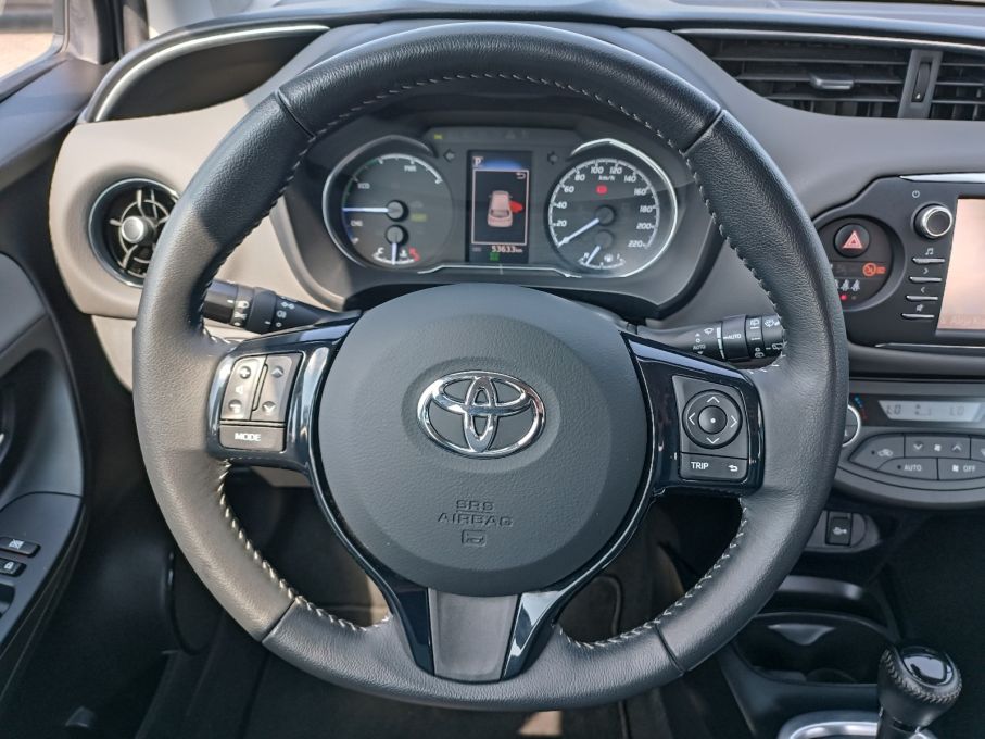 Toyota Yaris 1,5 Hybrid 73 KM, Kamera cofania, klima automatyczna, Navi 17