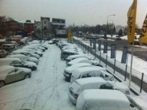 Śniegowe pokrowce otulają nasze auta używane 